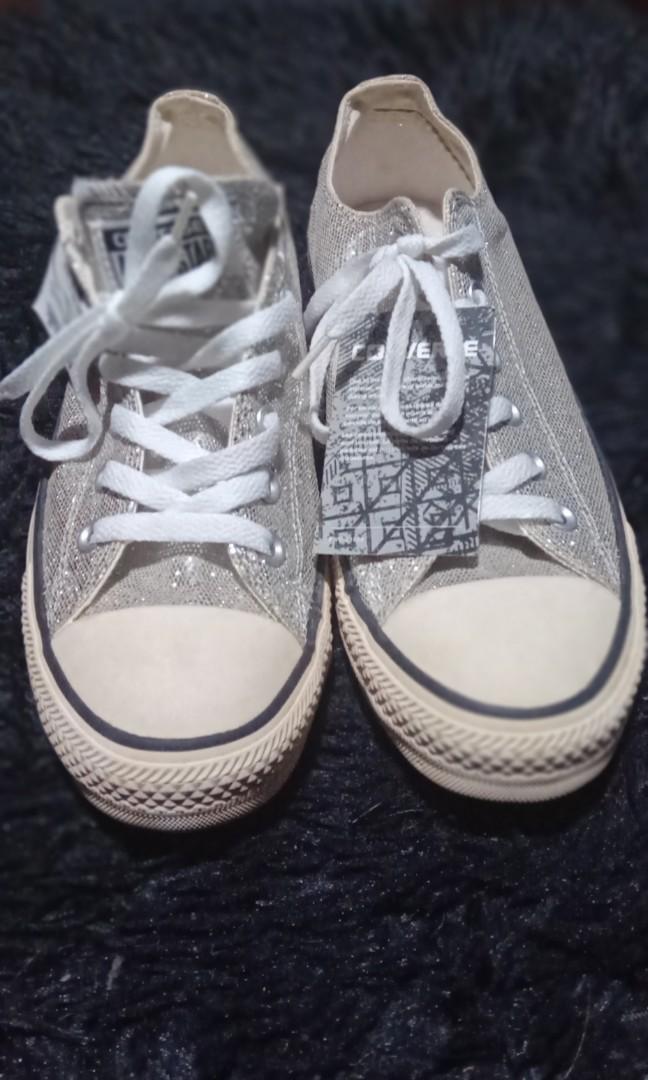 Converse Low cut (Category: Sneakers) located in Quezon City. Submitted by Candy4Less (Listing ID 1151282255, Image 2). Description: BRAND NEW NATAMBAK LANG KAYA NEED LINISIN MADILAW SOLE CONDITION: 8/10.