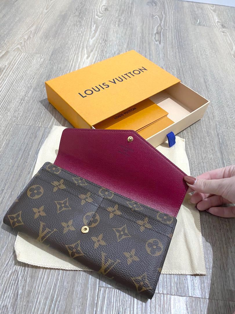 Louis Vuitton Sarah Wallet in Monogram and Fuchsia. LOVE how neat and  organized this…