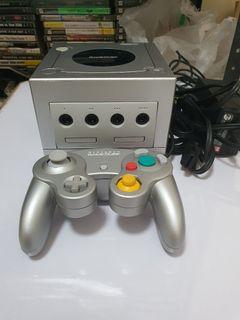 Silver Nintendo Gamecube (complete set)
