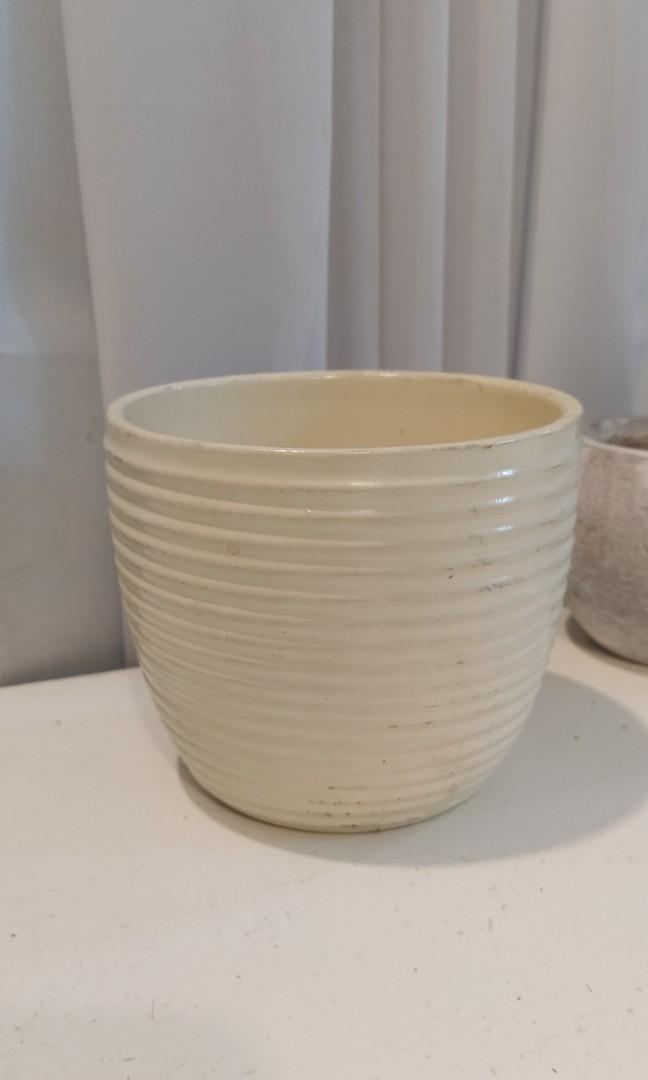 Stoneware vase cream 9x10cm (Category: Vases & Decorative Bowls) located in Dasmarinas. Submitted by thrifty_chic (Listing ID 1151363951, Image 2). Description: .