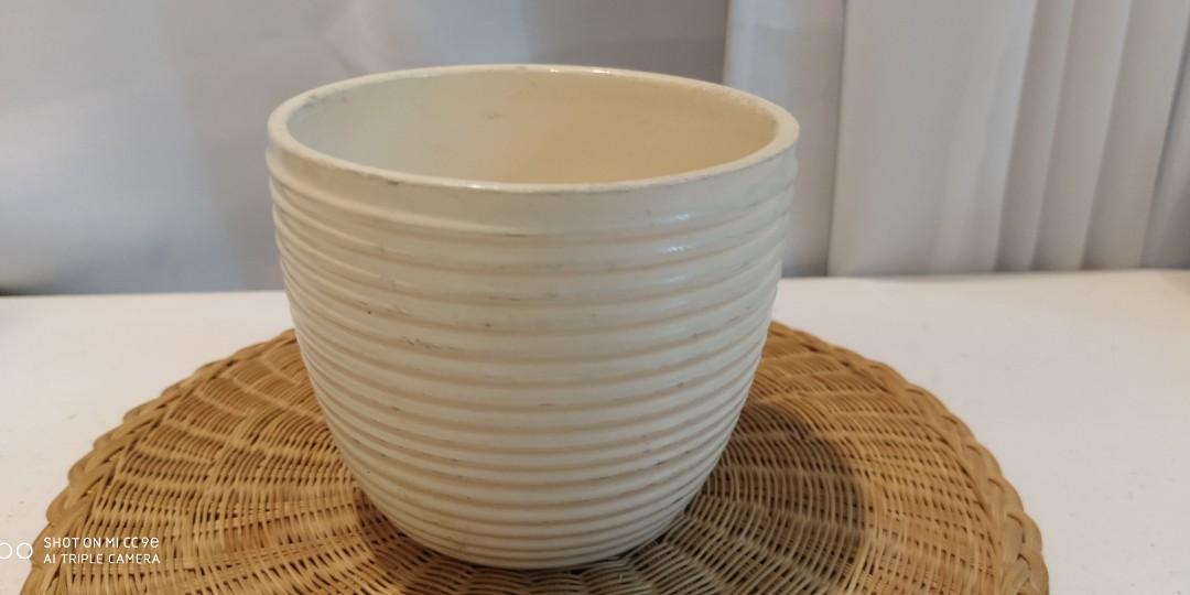 Stoneware vase cream 9x10cm (Category: Vases & Decorative Bowls) located in Dasmarinas. Submitted by thrifty_chic (Listing ID 1151363951, Image 1). Description: .