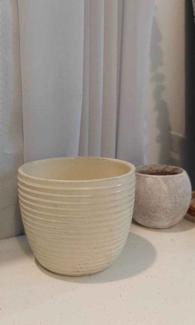 Stoneware vase cream 9x10cm (Category: Vases & Decorative Bowls) located in Dasmarinas. Submitted by thrifty_chic (Listing ID 1151363951, Image 3). Description: .