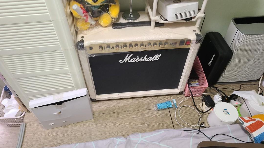代放)急放絕版！白色marshall dsl40c limited edition + pedal(白色限量版+腳踏), 興趣及遊戲, 音樂樂器  配件, 樂器- Carousell