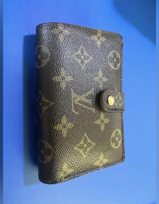Authentic Louis Vuitton Bi-fold Vintage Wallet (Category: Luxury Bags & Wallets) located in Makati City. Submitted by bernic.e (Listing ID 1151449450, Image 1). Description: Rfs: Declutter With code Disclaimer: *No box and dust bag *bought it from an online seller.
