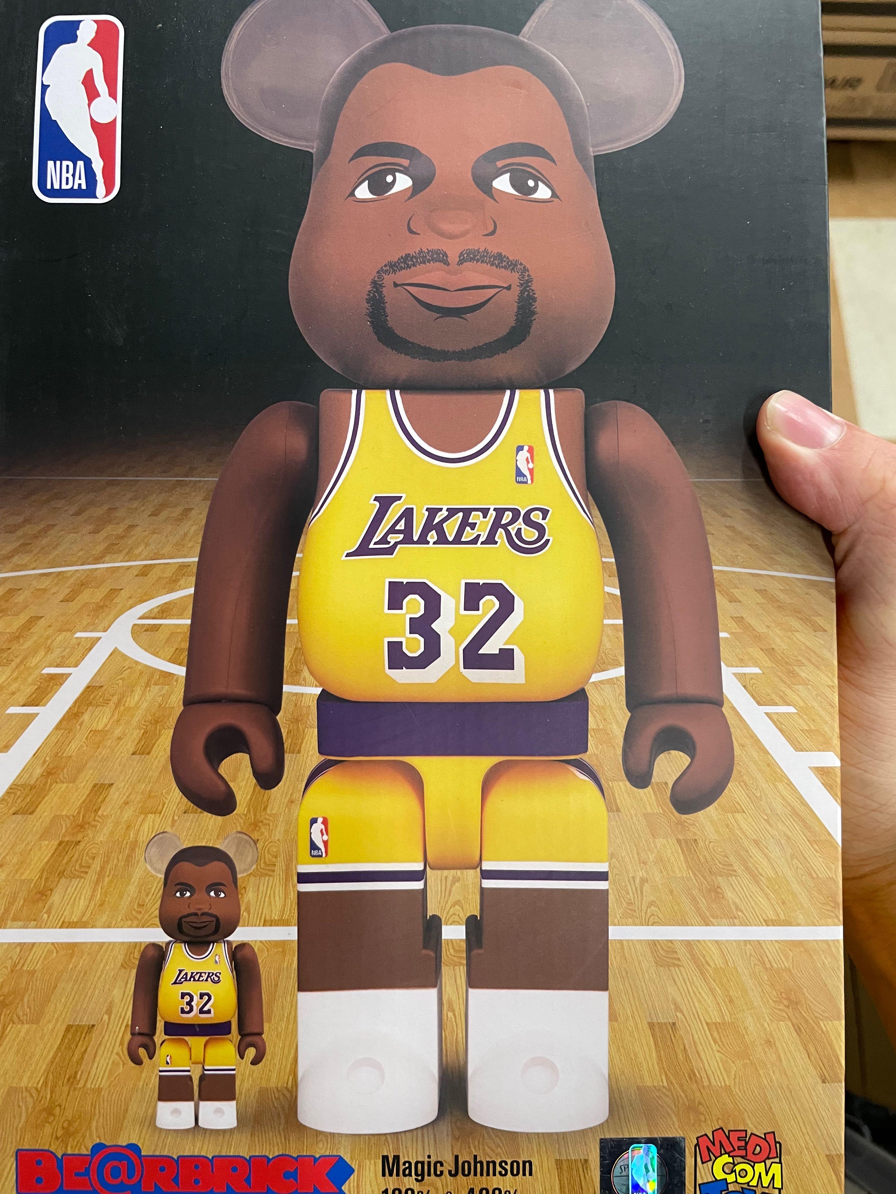 Bearbrick 100&400% Magic Johnson, 興趣及遊戲, 玩具& 遊戲類- Carousell