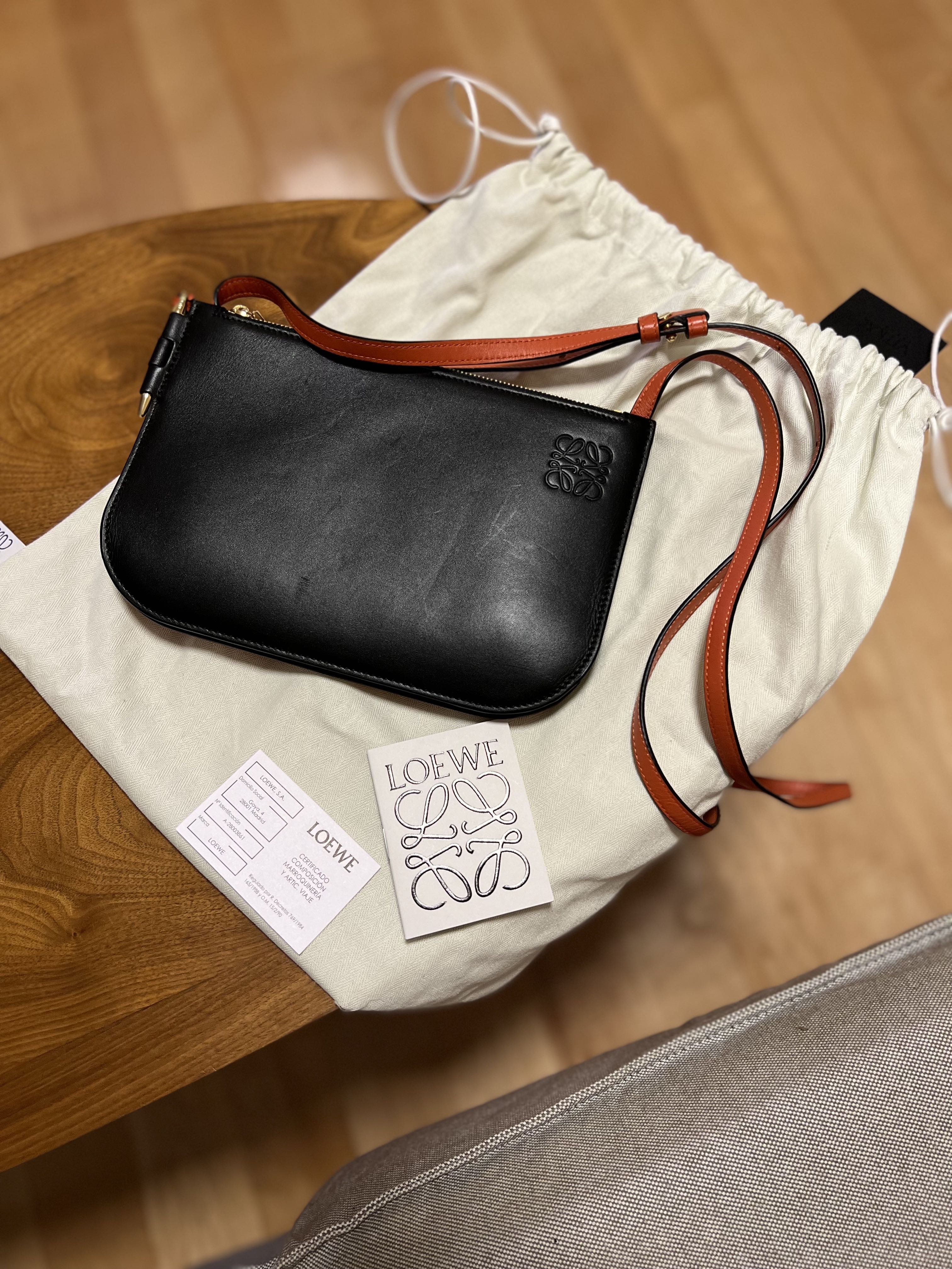 Loewe Gate Double Zip Crossbody Bag black and orange, 女裝, 手錶及配件, 其他飾物