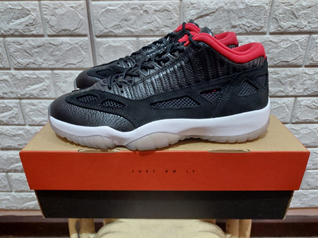Air Jordan 11 Low IE Size 9, Men's 