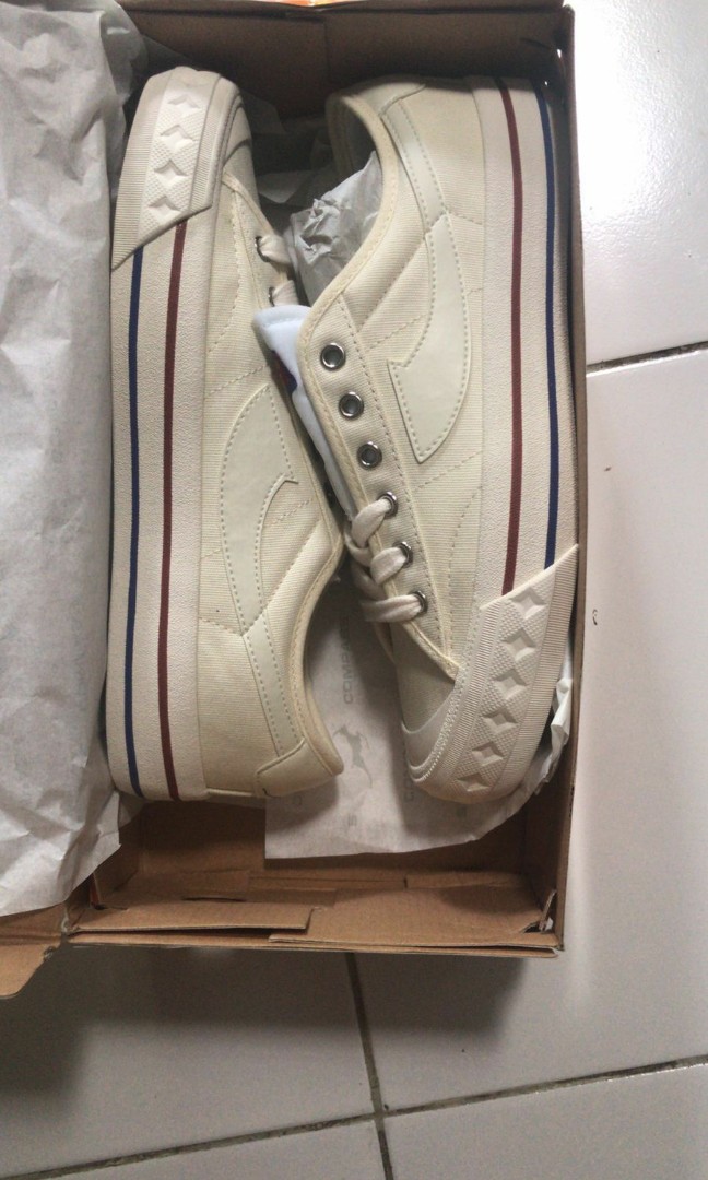 Compass retrograde white, Fesyen Pria, Sepatu , Sneakers di Carousell