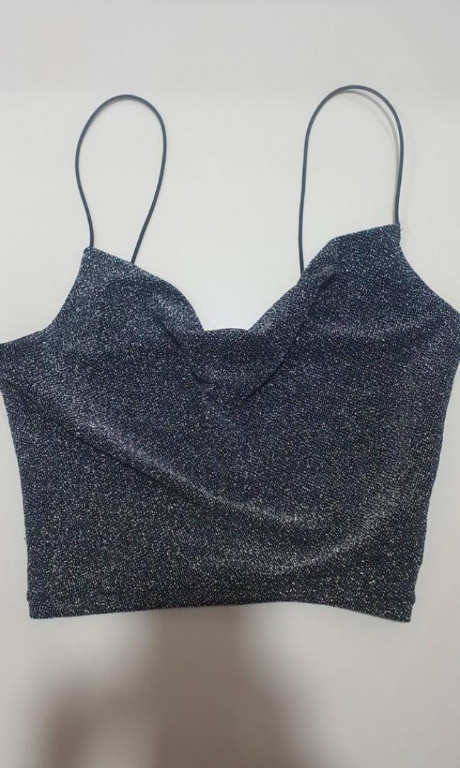H&M Crop top (Category: Sleeveless) located in Quezon City. Submitted by rafdeclutter (Listing ID 1151749782, Image 1). Description: Used once. this top is flattering.