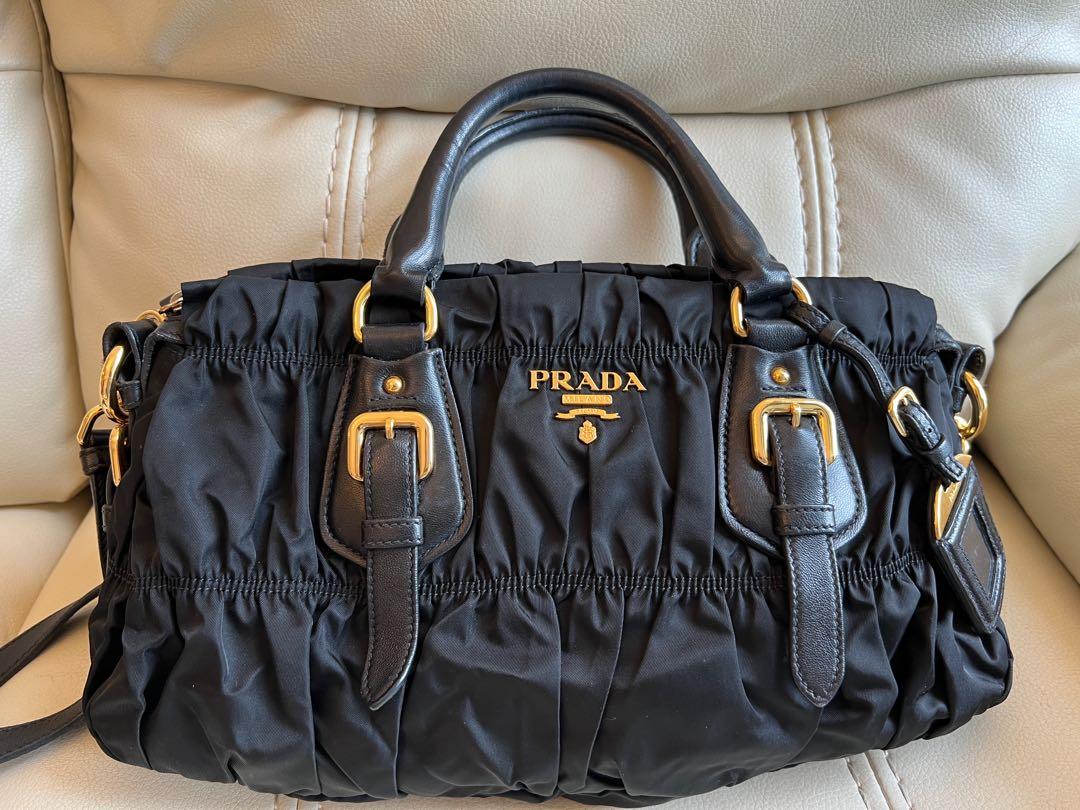 Prada Bag （分類：手袋及銀包）位於 Hong Kong。 由 vivivo 提交（商品編號 1151634414，圖片 1）。簡介： It is 100% real. But I lost the card. Read at central to Tseung Kwan O station 。