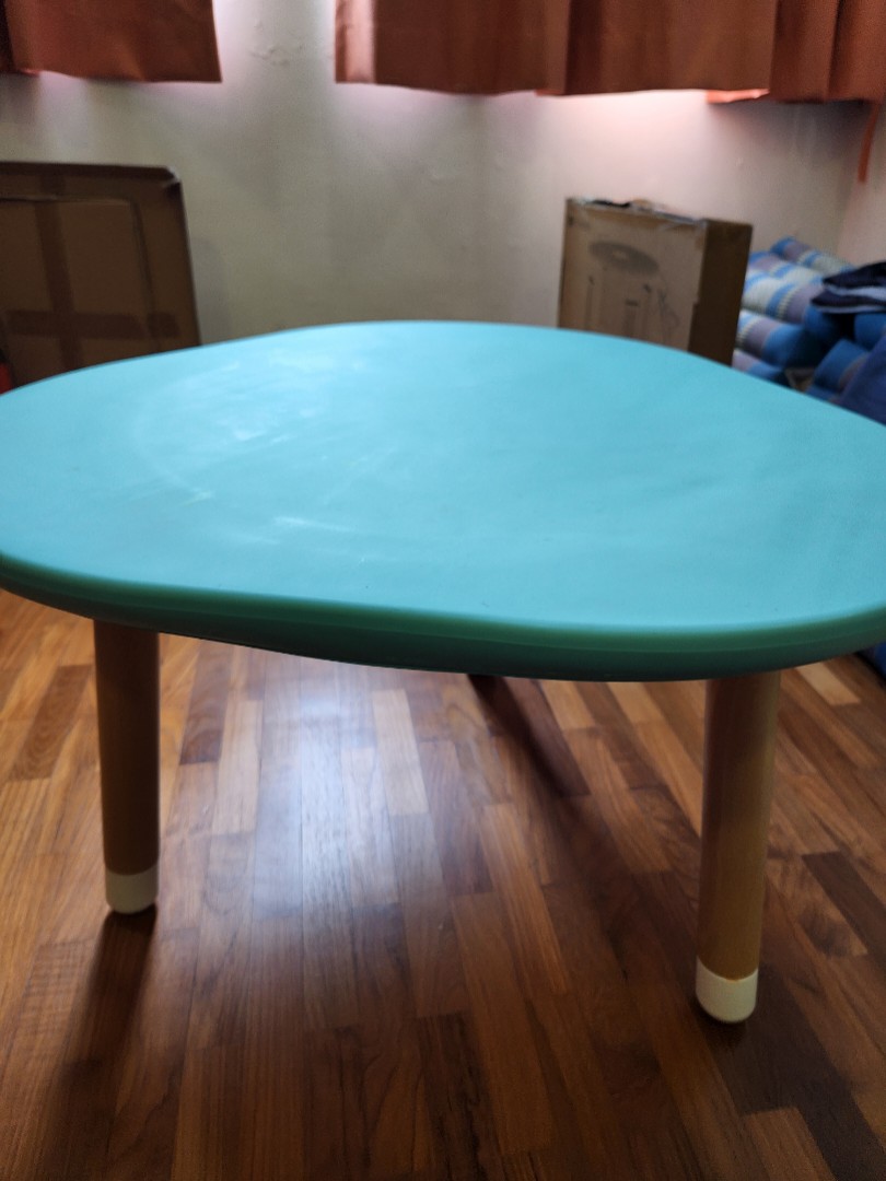 2nd hand childrens table and chairs top