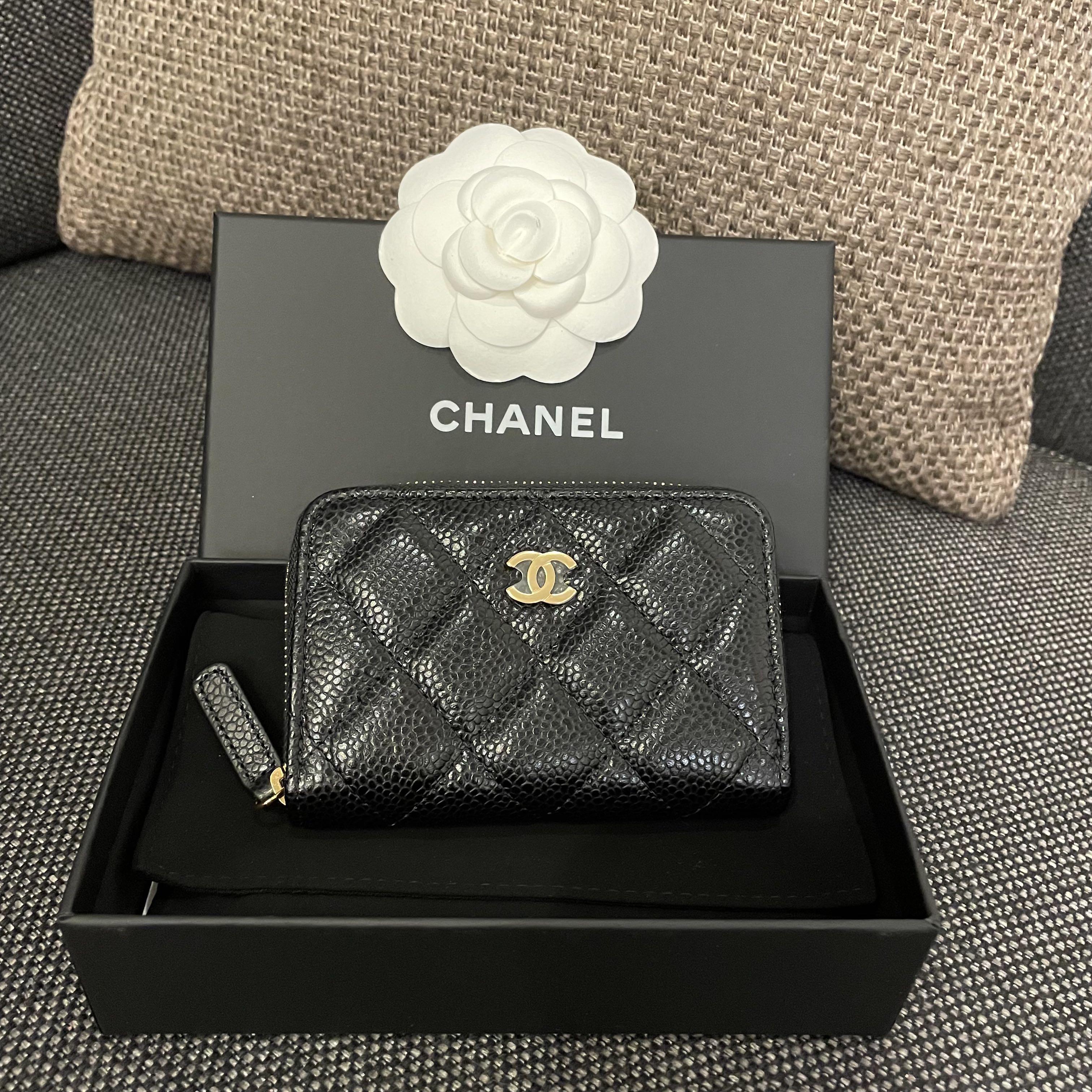 BRAND CHANEL WALLEY WITH GIFT RECEIPT FOR 1100 dollars navy BRAND