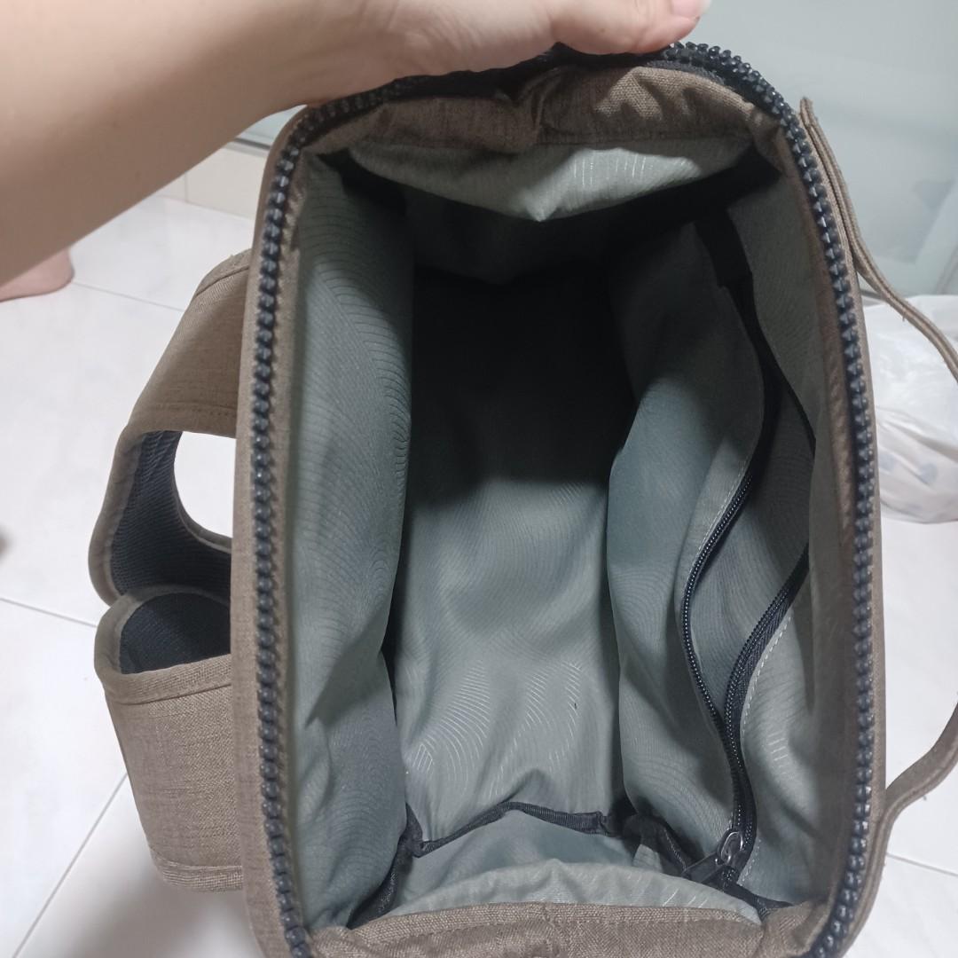 Case Logic backpack (Category: Camera Bags & Carriers) located in Singapore. Submitted by smallkitcat (Listing ID 1151940700, Image 2). Description: Good travelling camera backpack. do check out the pic for the bag condition weekday after 6pm weekend depends availability.