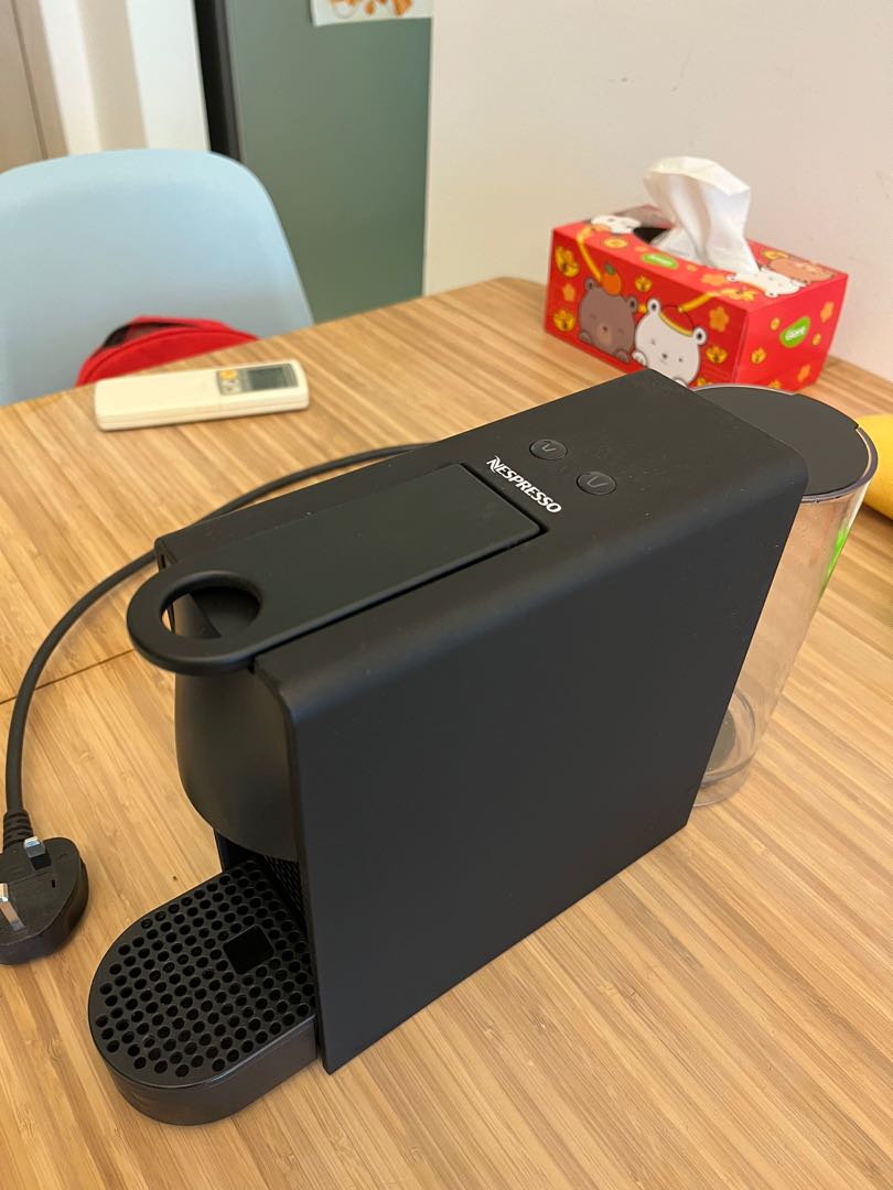 Nespresso machine black good condition, TV & Home Appliances, Kitchen