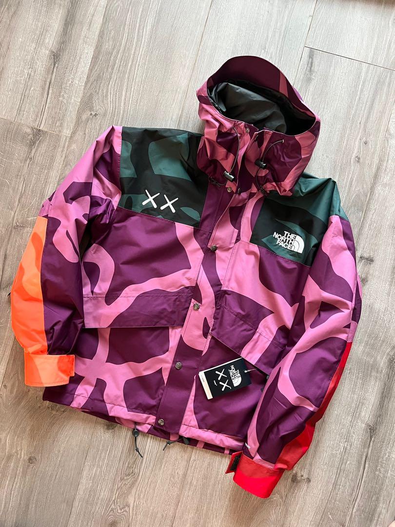 The North Face Kaws mountain jacket size M, 男裝, 外套及戶外衣服