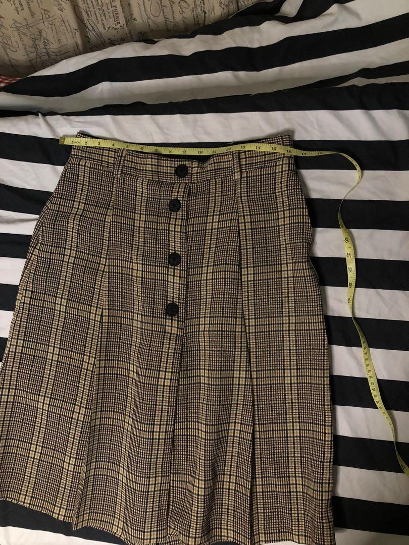 Zara plaid split skirt (Category: Skirts) located in Angeles City. Submitted by maybelynmac (Listing ID 1151951983, Image 1). Description: Wore twice From Paris Skirt sya na pa-pants din Waist 30-34.