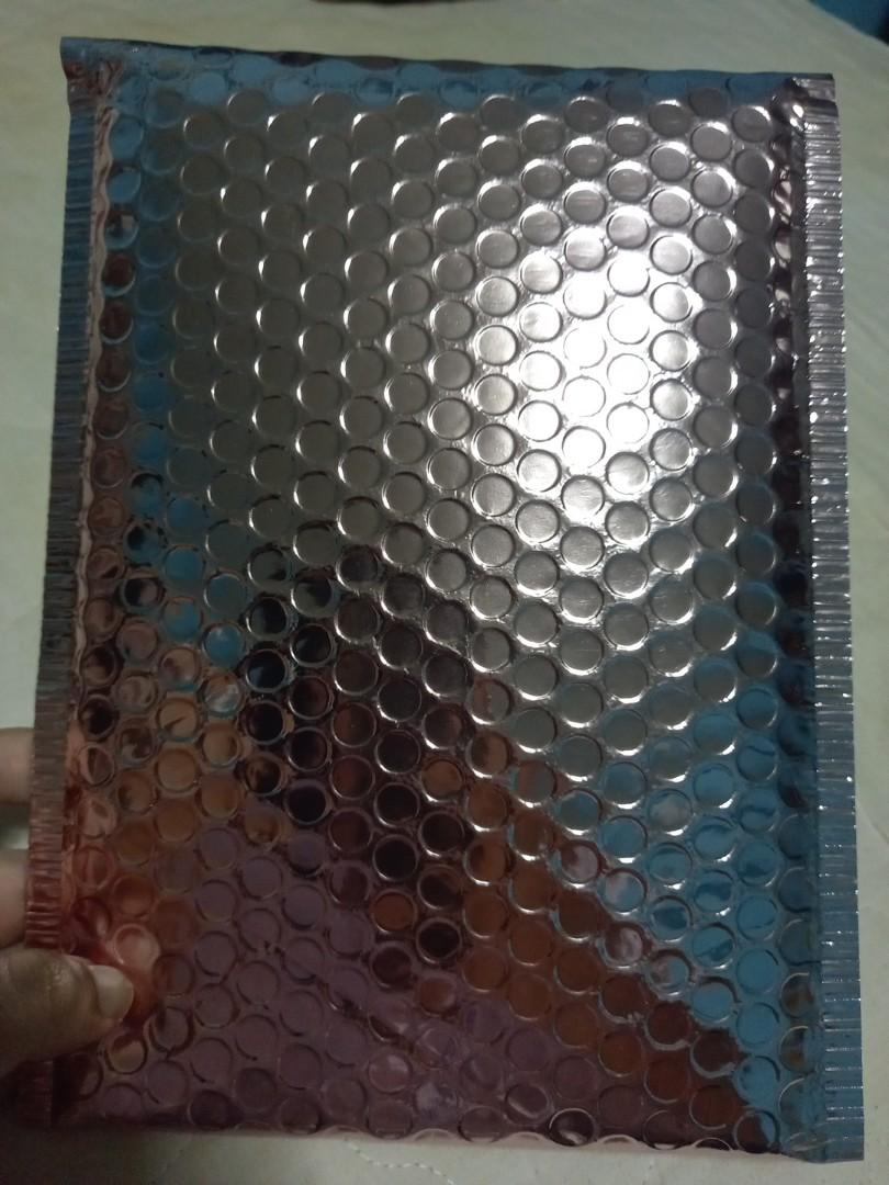 Bubble Polymailer (Category: Everything Else) located in Singapore. Submitted by zeyradaisy (Listing ID 1146843729, Image 1). Description: In rose gold color. 2 piece for $15. 18cm x 23cm..