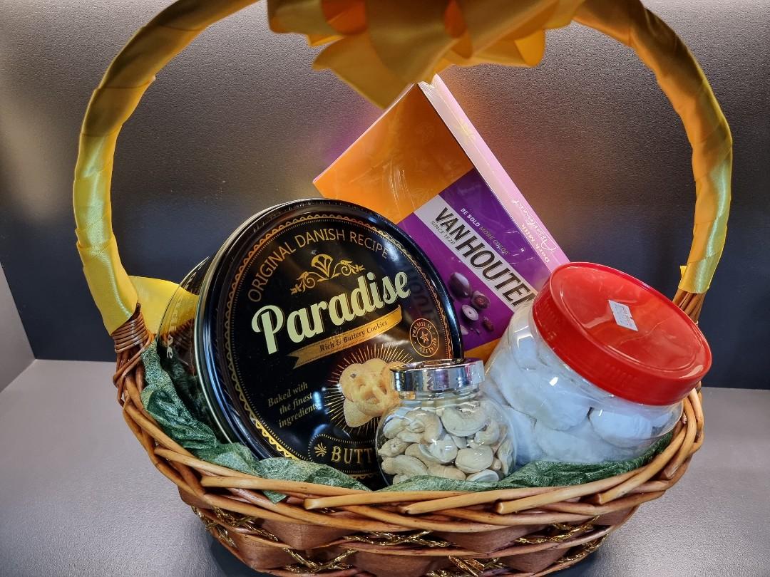 Halal hamper, Food & Drinks, Gift Baskets & Hampers on Carousell