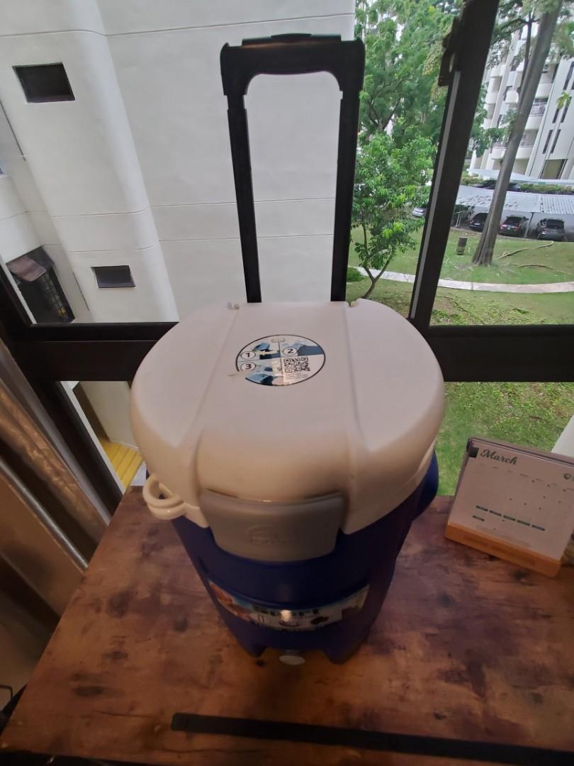 Igloo water cooler, Sports Equipment, Other Sports Equipment and Supplies on Carousell