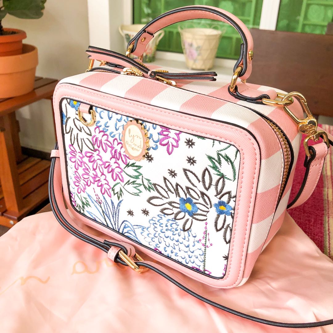 Lyn Around Square bag Women s Fashion Bags Wallets Purses