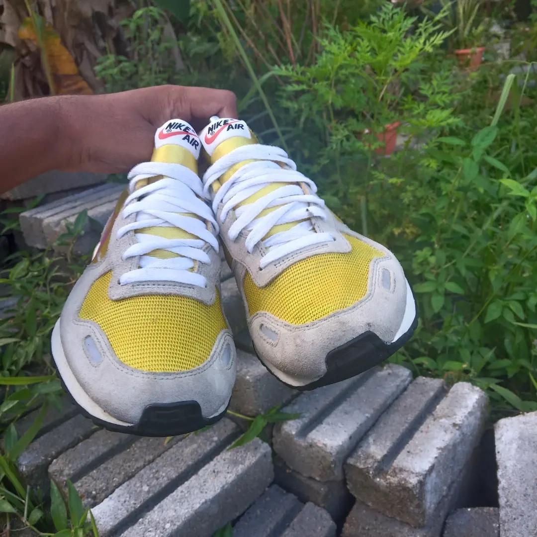 Yellow top nike vortex