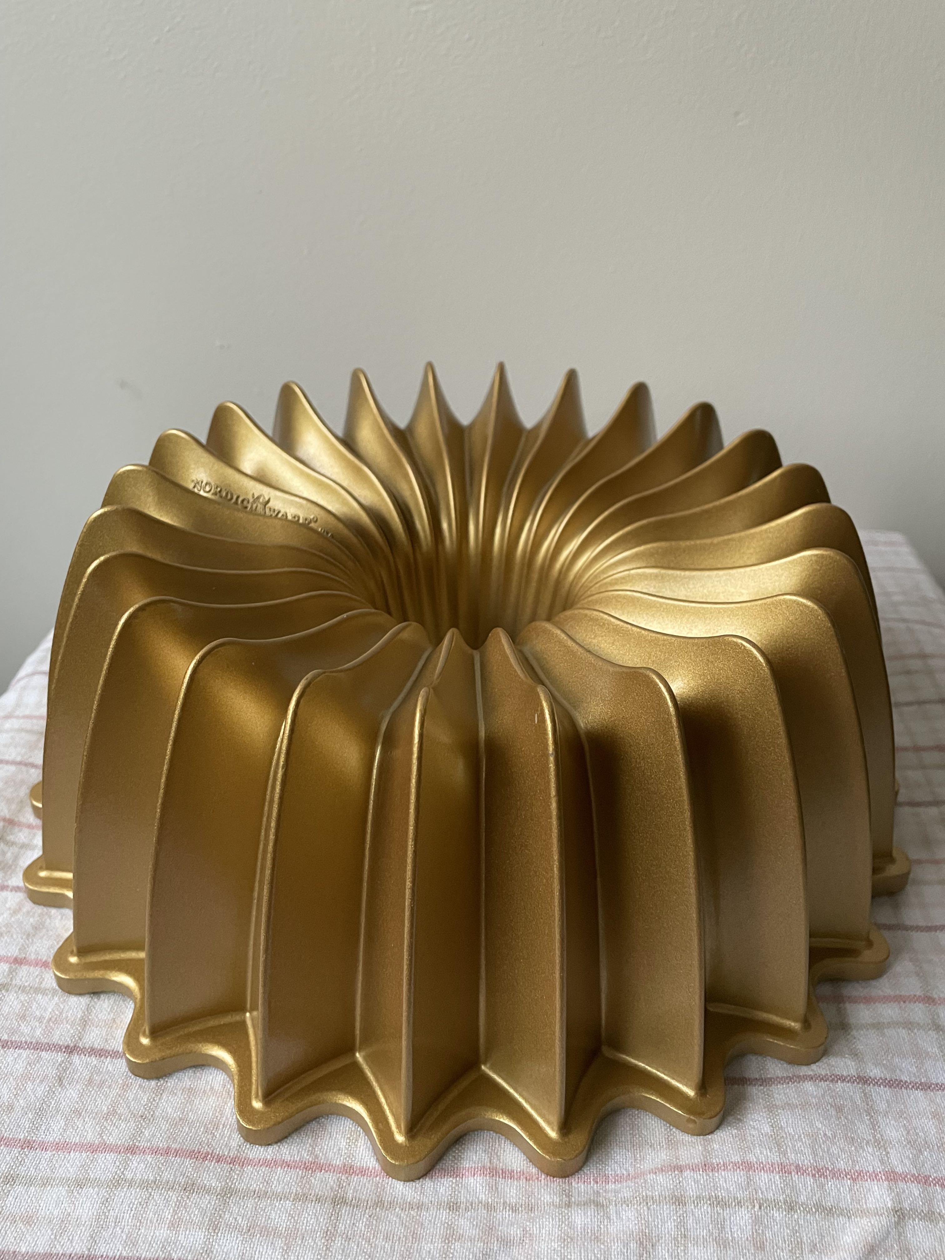 Nordic Ware Brilliance Bundt Pan, Furniture & Home Living, Kitchenware