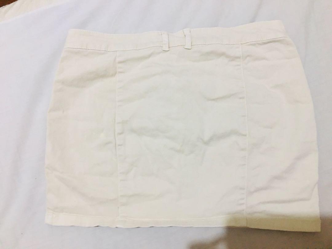 Original Zara Khaki Skirt (Category: Skirts) located in Quezon City. Submitted by Aykris (Listing ID 1146906242, Image 2). Description: Please see pic for the size.