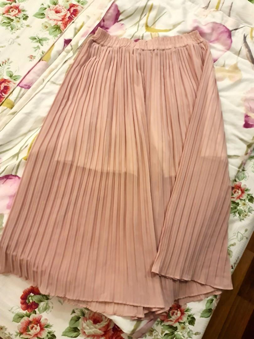 Pleated pink pants (look like skirt), Women's Fashion, Bottoms, Skirts