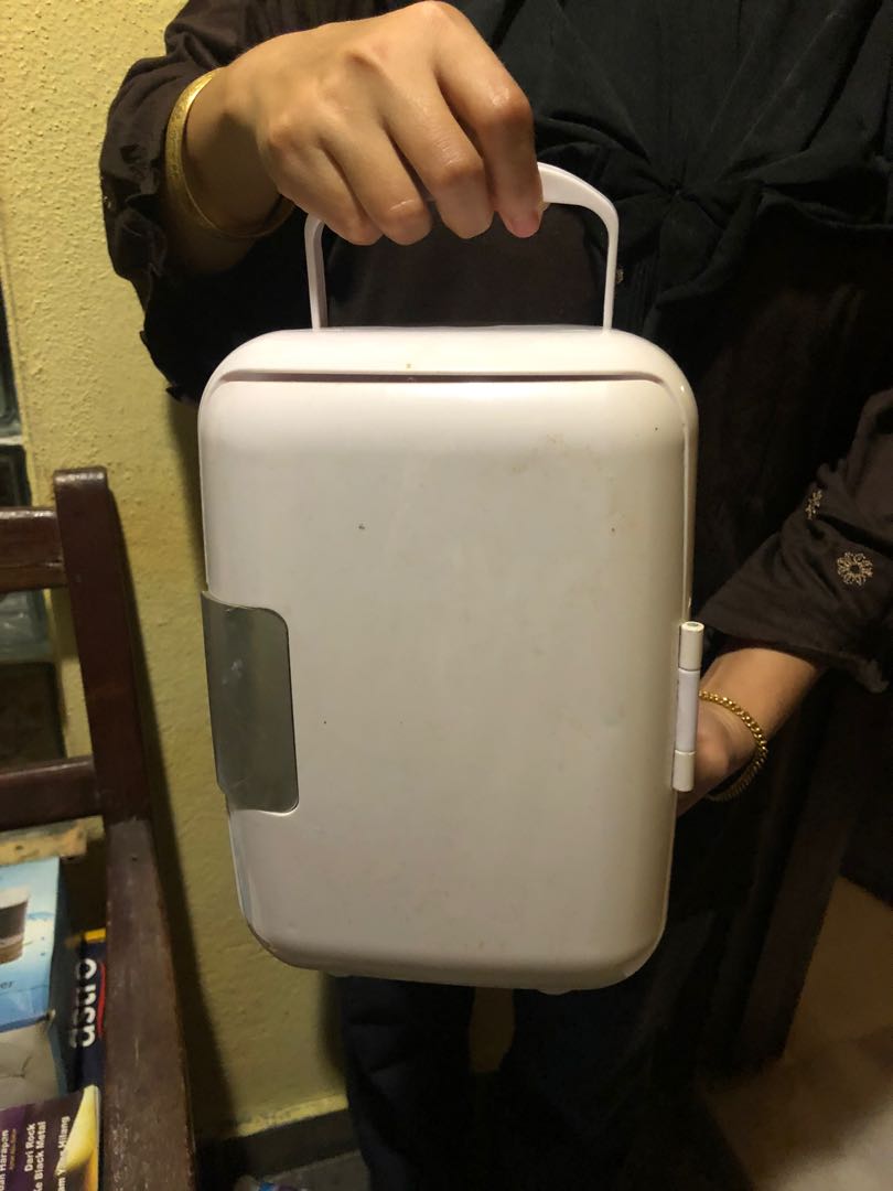 Portable Mini Fridge. Not working., TV & Home Appliances, Kitchen