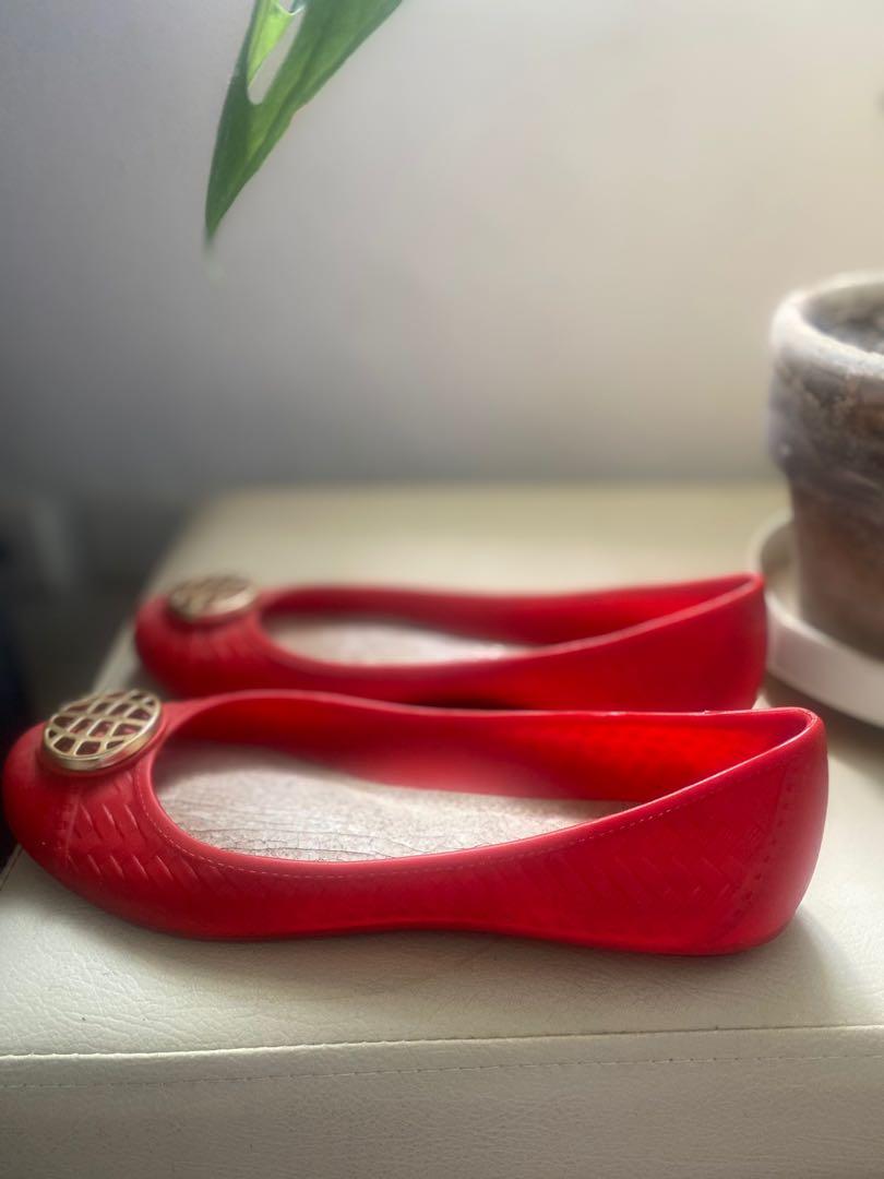 Dumond red rubber flats (Category: Flats & Sandals) located in Quezon City. Submitted by jujoo (Listing ID 1146786776, Image 2). Description: Flaky inner soles.