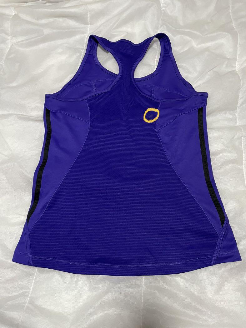 Under Armour Tank Top (Category: Activewear) located in Marikina City. Submitted by boopascual (Listing ID 1146803452, Image 2). Description: Under Armour tank top size medium has small stain at the back but still in very good condition .