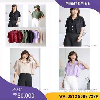 ATASAN WANITA KEMEJA HEM CROP PRILIA KATUN VGBU-1440
Variasi： Ungu-PURCICA EN, Army-PURCICA EN, Coksu-PURCICA EN, Hitam-PURCICA EN, Maroon-PURCICA EN