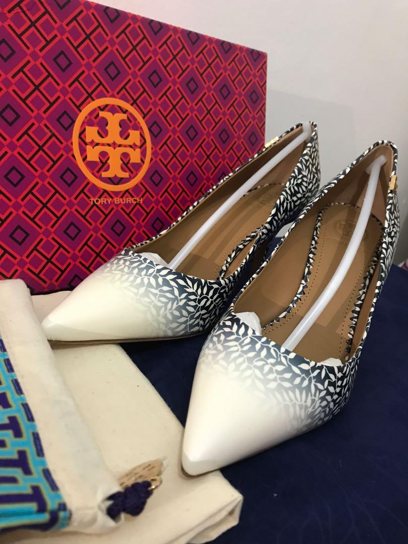 CLEARANCE SALE Tory Burch Shoes Fesyen Wanita Sepatu di Carousell
