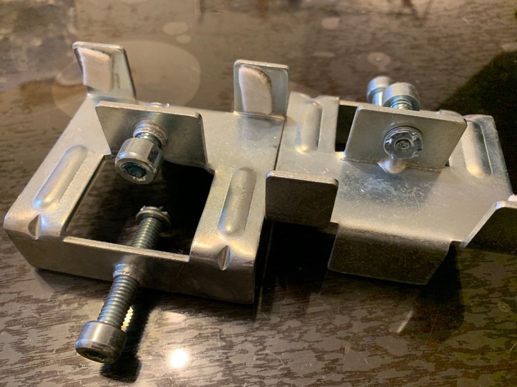 Linnmon connecting hardware top