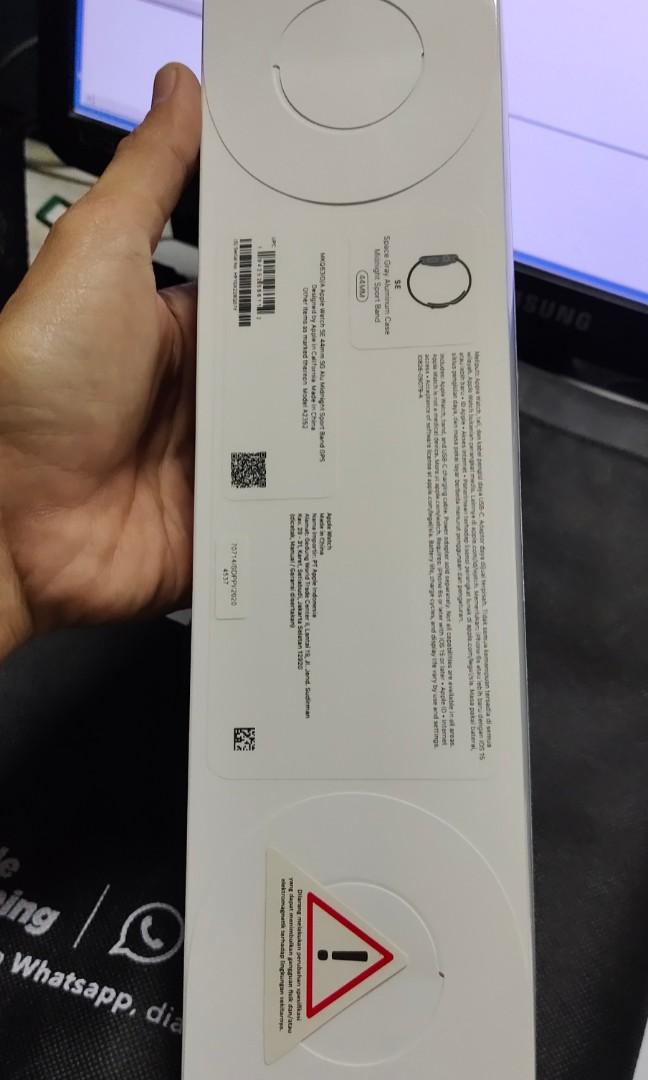 Apple Watch SE NEW SEGEL!, Fesyen Pria, Jam Tangan di Carousell