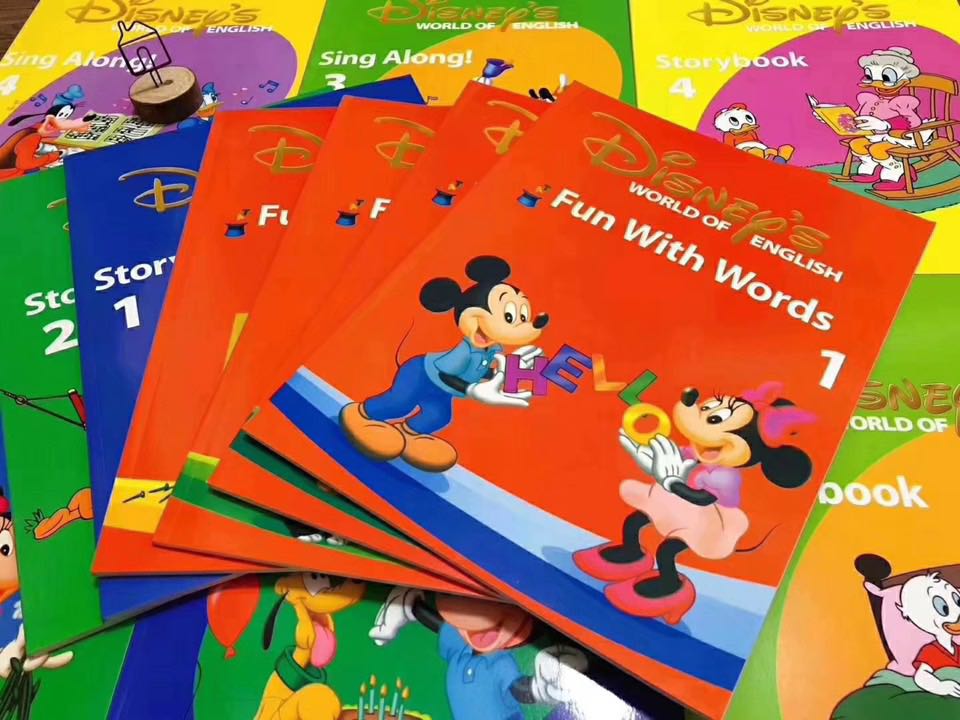 DWE迪士尼美語世界, 興趣及遊戲, 書本& 文具, 小說& 故事書- Carousell