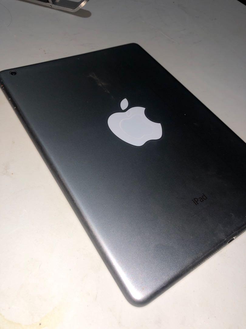 iPad Air (Category: iPad) located in Paranaque City. Submitted by cheska_ (Listing ID 1152192479, Image 2). Description: First Owner Bought in power mac I can give the unit with box but no charger. Unit is in good working condition with minor scratches near the power button. 32 GB iPad Air .
