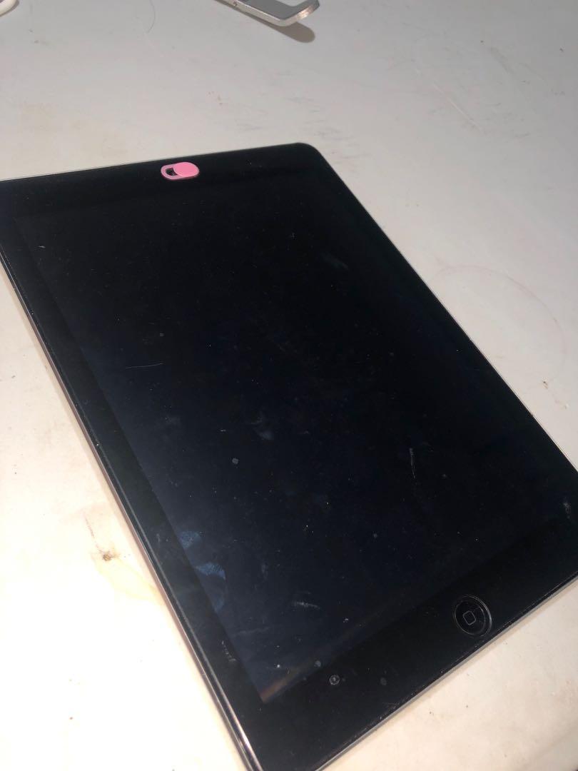 iPad Air (Category: iPad) located in Paranaque City. Submitted by cheska_ (Listing ID 1152192479, Image 3). Description: First Owner Bought in power mac I can give the unit with box but no charger. Unit is in good working condition with minor scratches near the power button. 32 GB iPad Air .
