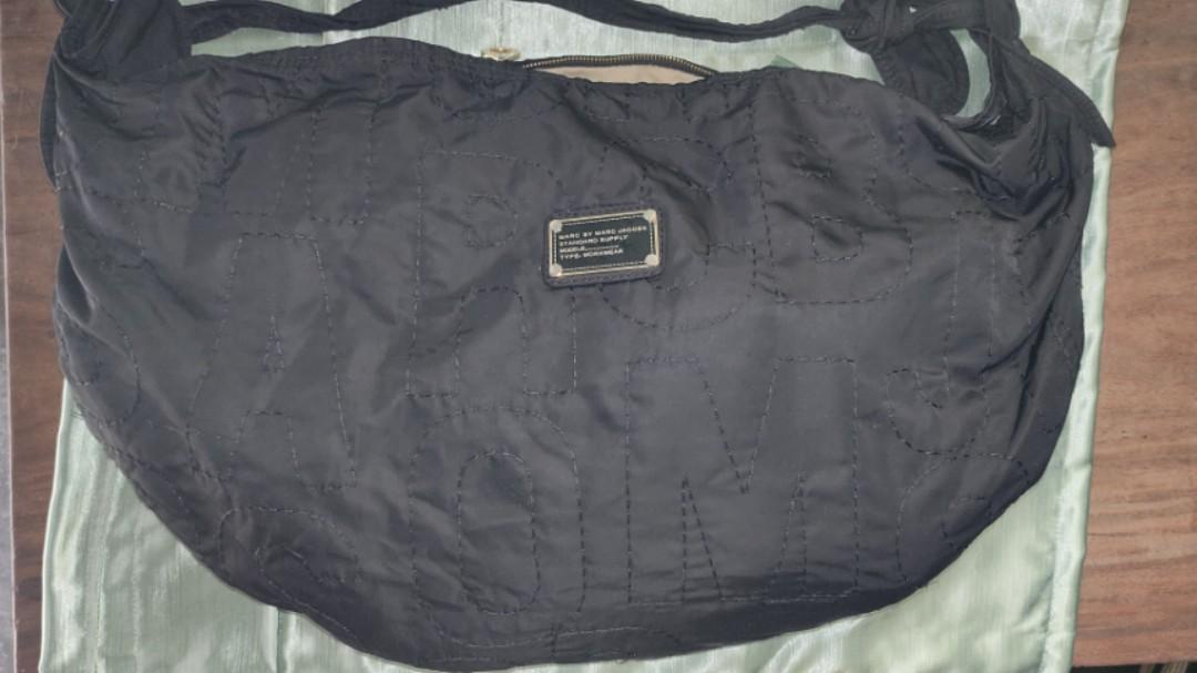 MARC JACOBS HOBO BAG (Category: Luxury Bags & Wallets) located in Quezon City. Submitted by randomz029 (Listing ID 1152251585, Image 2). Description: AUTHENTIC MARC BY MARC JACOBS HOBO BAG LARGE SIZE CAN BE USE AS TRAVEL BAG have minor issue yung zipper di masara.. kayo nalang pagawa besides that wala na po.. no stains din yung bag.. open for swap.