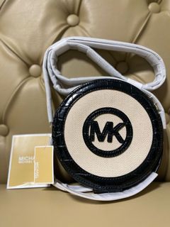 (Category: ) located in . Submitted by queenhfashionbrands (Listing ID 1152282857, Image 1). Description: .