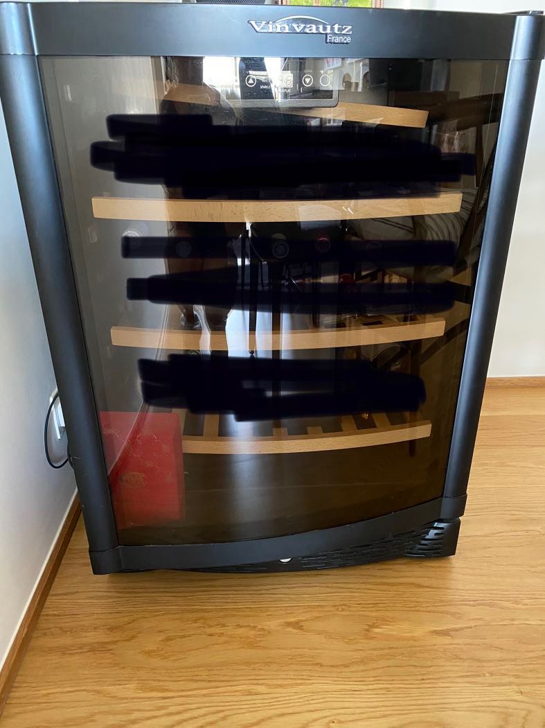 Wine fridge by Vinvautz France, 家庭電器, 廚房電器, 雪櫃及冰櫃 Carousell