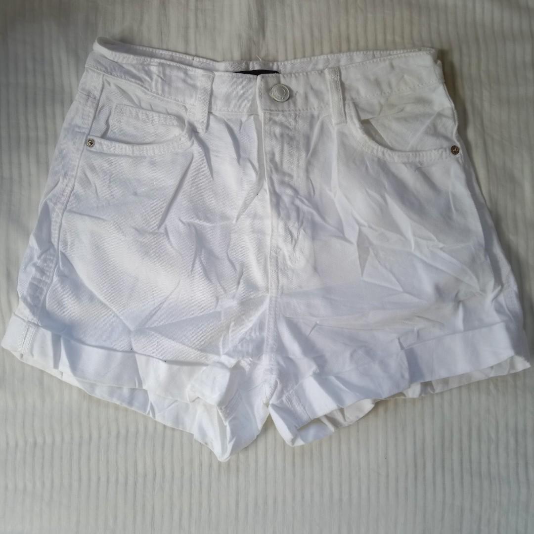 Bershka short (Category: Shorts) located in Sipalay. Submitted by brandeditemsatcheaprices (Listing ID 1146978538, Image 1). Description: used once.