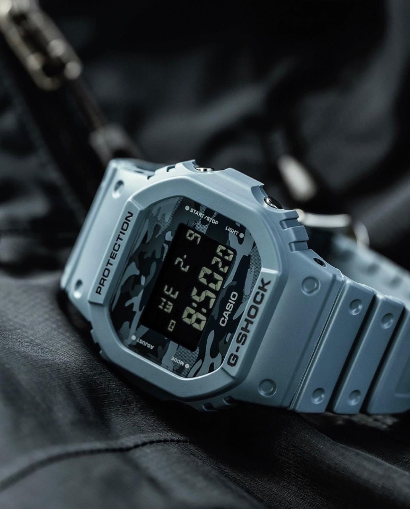 Camouflage Dial Utility 城市迷彩新系列DW-5600CA-2a 灰藍色迷彩面跳字。新款到場限時特價CASIO G-shock。正品正貨有保養。dw5600ca  5600ca , 男裝, 手錶及配件, 手錶- Carousell