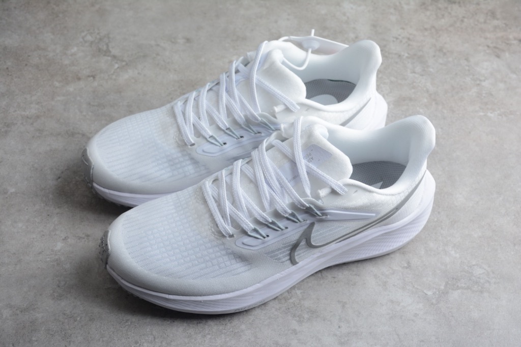 White runners nike hotsell