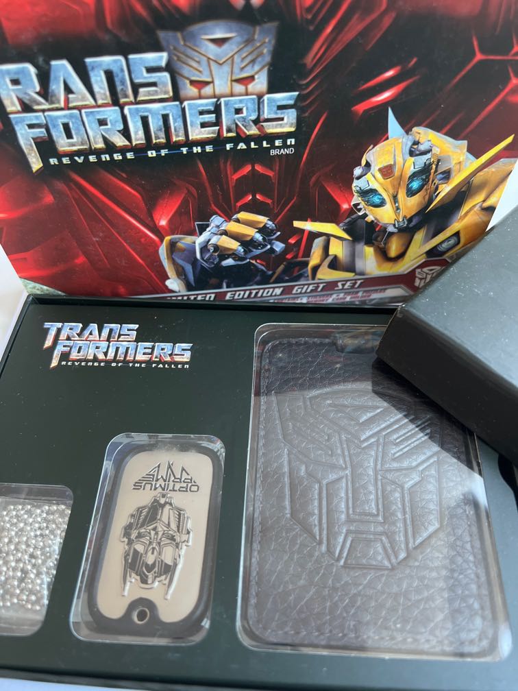 Transformers limited edition gift sett, 興趣及遊戲, 收藏品及紀念品, 明星周邊 - Carousell