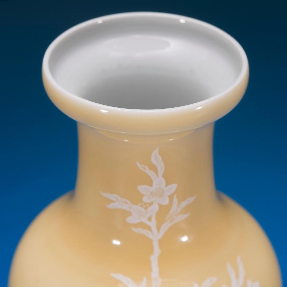 景德鎮名瓷：黃釉堆白花鳥紋盤口瓶※25厘米高※黃釉美，畫工更加美