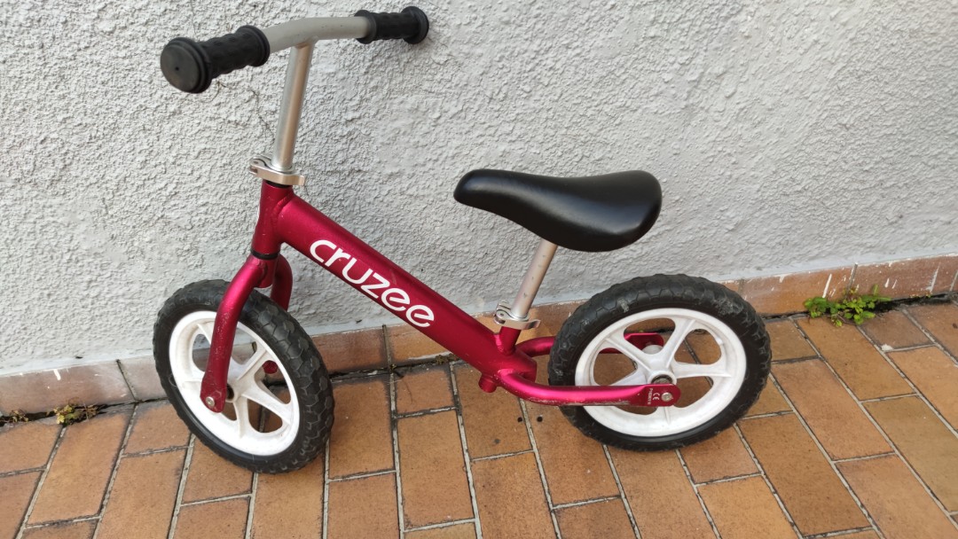 Cruzee red balance bike, Sports Equipment, Bicycles & Parts, Bicycles