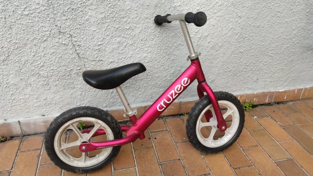 Cruzee red balance bike, Sports Equipment, Bicycles & Parts, Bicycles