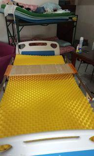 Hospital bed 3 cranks with egg mattress blue or yellow