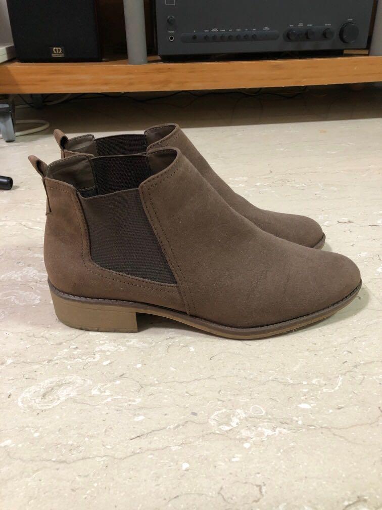 LIKE NEW SUEDE DARK BROWN EU 40 CHELSEA BOOTS MARKS AND SPENCER